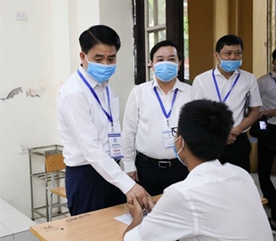 Le président du Comité populaire de Hanoï, Nguyên Duc Chung, encourage un candidat du lycée Phan Dinh Phùng à Hanoï