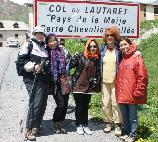 Photo-souvenir de juin 2013 : de gauche à droite, Jean et Marie-Ange Cerva, Hoai Anh, Hoai, Régine, Thuy Aquableu et Serge Guérin. Le vent soufflait fort !