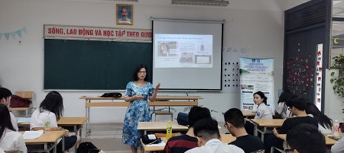 Dam Thuy au lycée spécialisé Hanoi - Amsterdam le 7 mai