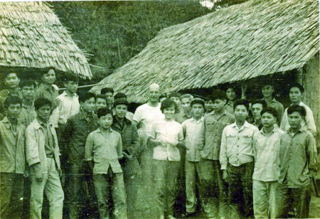 Hoàng Xuân Sinh (centre) et ses amis ont pris une photo avec le Professeur de mathématiques Alexandre Grothendieck lors de sa visite au Vietnam pour une conférence